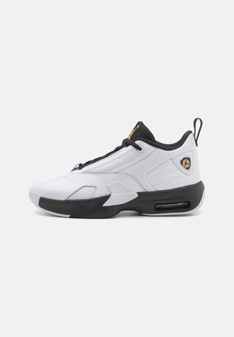 Białe buty sportowe z czarnymi akcentami, wyściełanym siateczkowym kołnierzem, sznurówkami i teksturowanym wierzchem. Posiada widoczną jednostkę Air i detale logo.