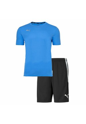 Blaues kurzärmeliges Sportshirt aus strukturiertem Stoff mit Rundhalsausschnitt, kombiniert mit schwarzen Shorts, die graue Seitenstreifen und ein Logo haben.