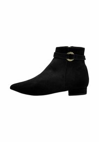 Botines de ante negros con punta afilada, tacón plano y una correa decorativa con hebilla circular dorada. Textura suave y diseño minimalista.