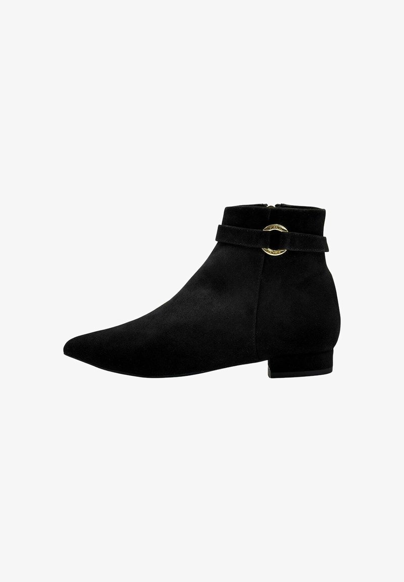 Botines de ante negros con punta afilada, tacón plano y una correa decorativa con hebilla circular dorada. Textura suave y diseño minimalista.