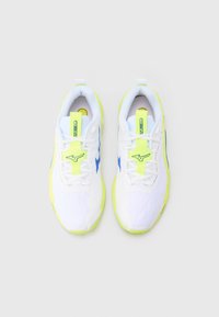 Ζευγάρι λευκά αθλητικά παπούτσια με νεον κίτρινες λεπτομέρειες και μπλε λογότυπα, φωτογραφημένα από πάνω σε απλό ανοιχτό φόντο.