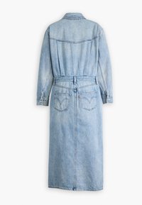 Svetlomodré riflové šaty s dlhými rukávmi, golierom, zúženým pásom a zadnými vreckami s logom Levi's. Hladká textúra, dĺžka po kolená.