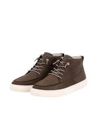Scarpe in pelle marrone scuro con design alto, dotate di lacci grigio chiaro e suola bianca. Include una piccola etichetta con logo.