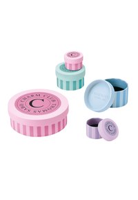 Set von bunten runden Boxen in Pink, Mintgrün und Hellblau mit gestreiften Mustern. Einige haben Deckel, auf denen Logo-Details zu sehen sind.