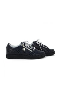 Scarpe in pelle intrecciata blu navy con finitura testurizzata, lacci bianchi, una decorazione con cerniera argentata e suola in gomma nera.