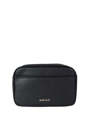 Borsa rettangolare in pelle nera con superficie testurizzata, dettagli in oro e logo "MARC ELLIS" sulla parte frontale. Caratterizzata da una chiusura con zip e una tasca frontale singola.