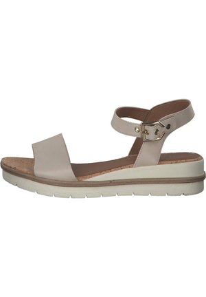 Beige Leder-Sandale mit einem breiten Zehenriemen und einem Knöchelriemen. Korksohle mit einer weißen Gummisohle, die ein strukturiertes Muster aufweist. Akzentuierungen aus goldfarbenem Metall.