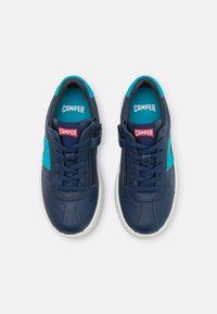 Mörkblå lädersneakers med turkosa detaljer, vit gummisula, snörningsdesign och en sidodragkedja. "CAMPER"-logotyp på tungan.