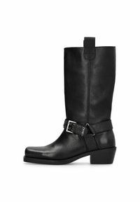 Bota de cuero negro hasta la rodilla con puntera redondeada, tacón medio, detalle de hebilla lateral y lengüeta en la parte superior. Textura suave con acabado brillante.