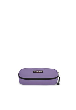 Trousse à crayons rectangulaire violette avec fermeture éclair noire et patch logo Eastpak dessus, présentée sur fond blanc.