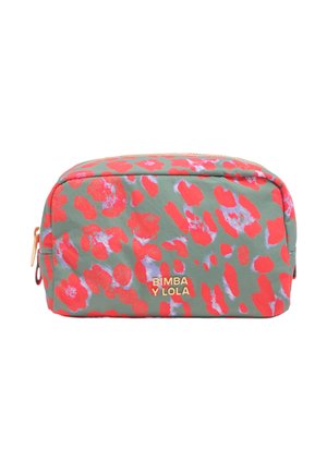 Bolsa de cosméticos rectangular con fondo verde y manchas florales abstractas rojas y moradas, cremallera dorada y logo dorado "BIMBA Y LOLA" en el frontal.