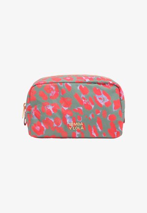 Bolsa de cosméticos rectangular con fondo verde y manchas florales abstractas rojas y moradas, cremallera dorada y logo dorado "BIMBA Y LOLA" en el frontal.
