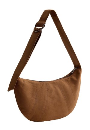 Borsa a tracolla marrone in tessuto a forma di mezzaluna con tracolla regolabile e chiusura con cerniera lungo il bordo superiore.
