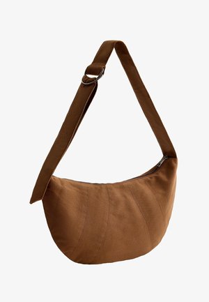Borsa a tracolla marrone in tessuto a forma di mezzaluna con tracolla regolabile e chiusura con cerniera lungo il bordo superiore.
