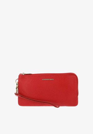 Portefeuille en cuir rouge avec texture granuleuse, fermeture éclair et dragonne. Présente un logo doré sur le devant. Design compact et rectangulaire.