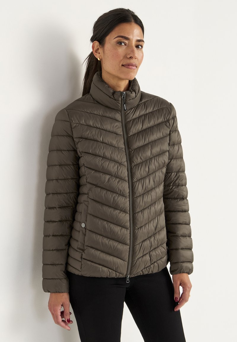 Fodrad zip-jacka i olivgrön med chevronmönster och hög krage; har sidofickor och texturerad yta.