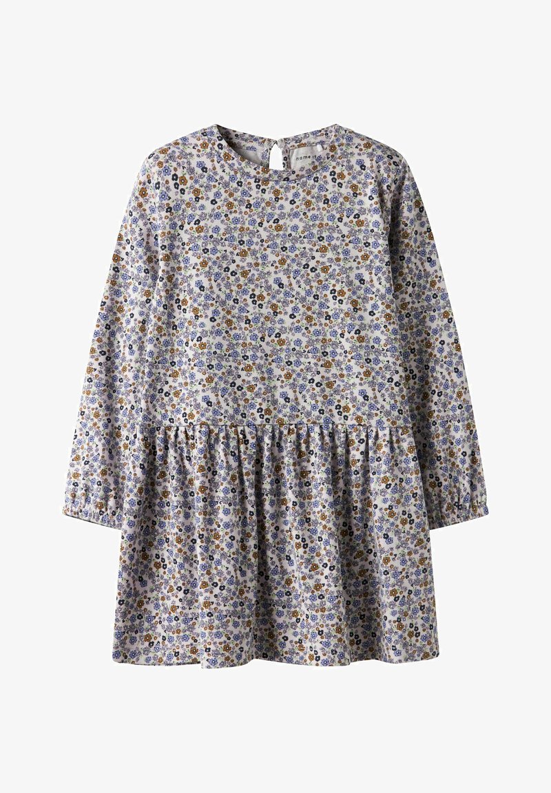 Kjole med blomstermønster, lange ermer, rund hals og et rynket skjørt. Fargene inkluderer lilla, blått, gult og brunt på en lys bakgrunn.