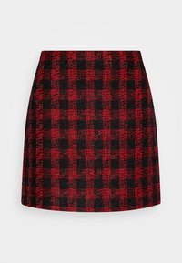 Mini gonna a quadri rossi e neri con tessuto testurizzato, forma ad A e orlo rifinito. Presenta un pattern classico e un design semplice.