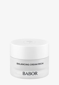 Witte pot met een glad oppervlak, met een cilindrische vorm. Het etiket vermeldt "BALANCING CREAM RICH" en de merknaam "BABOR" in zwarte tekst.
