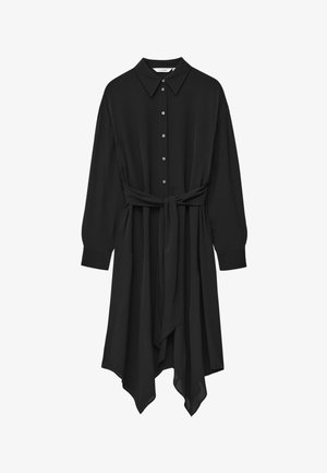 Czarna sukienka z długim rękawem, wykonana z lekkiego materiału, z kołnierzykiem, zapięciem na guziki z przodu, wiązanym paskiem w talii i asymetrycznym dołem.