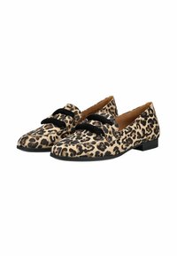 Mocasines de estampado de leopardo con textura similar al ante, acentos en negro, tacón bajo y diseño de punta redonda.