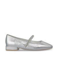 Ballerine argento con design a punta, upper metallico liscio e cinturino decorativo con strass sul collo del piede. Tacco basso a blocco.