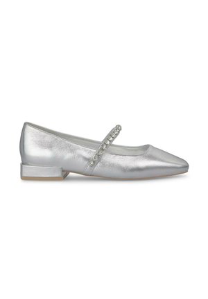 Ballerine argento con design a punta, upper metallico liscio e cinturino decorativo con strass sul collo del piede. Tacco basso a blocco.