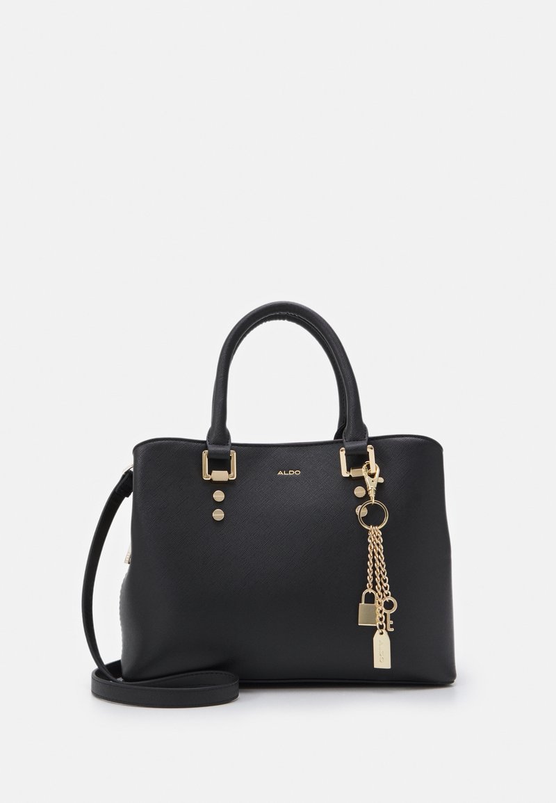 Sac à main synthétique noir avec quincaillerie dorée, double poignée supérieure et bandoulière détachable. Dispose d'un charme décoratif avec des chaînes.