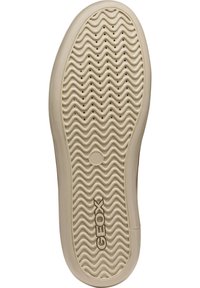 Semelle de chaussure en caoutchouc beige avec un motif en zigzag, de petits trous d'air et le logo "GEOX". Texture lisse avec une forme arrondie et des bords renforcés.