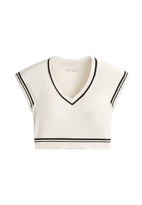 Fehér, rövidített, ujjatlan felső V-nyakkivágással, fekete kettős csíkokkal az ujjakon és az alján, fehér háttéren elhelyezve.