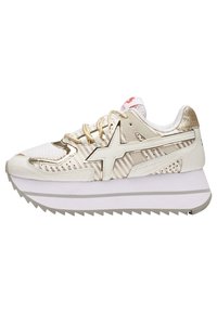 Sneaker met een crème en gouden ontwerp, mesh bovenwerk, opvallende sterdetail, dikke witte tussenzool en getande buitenzool textuur.