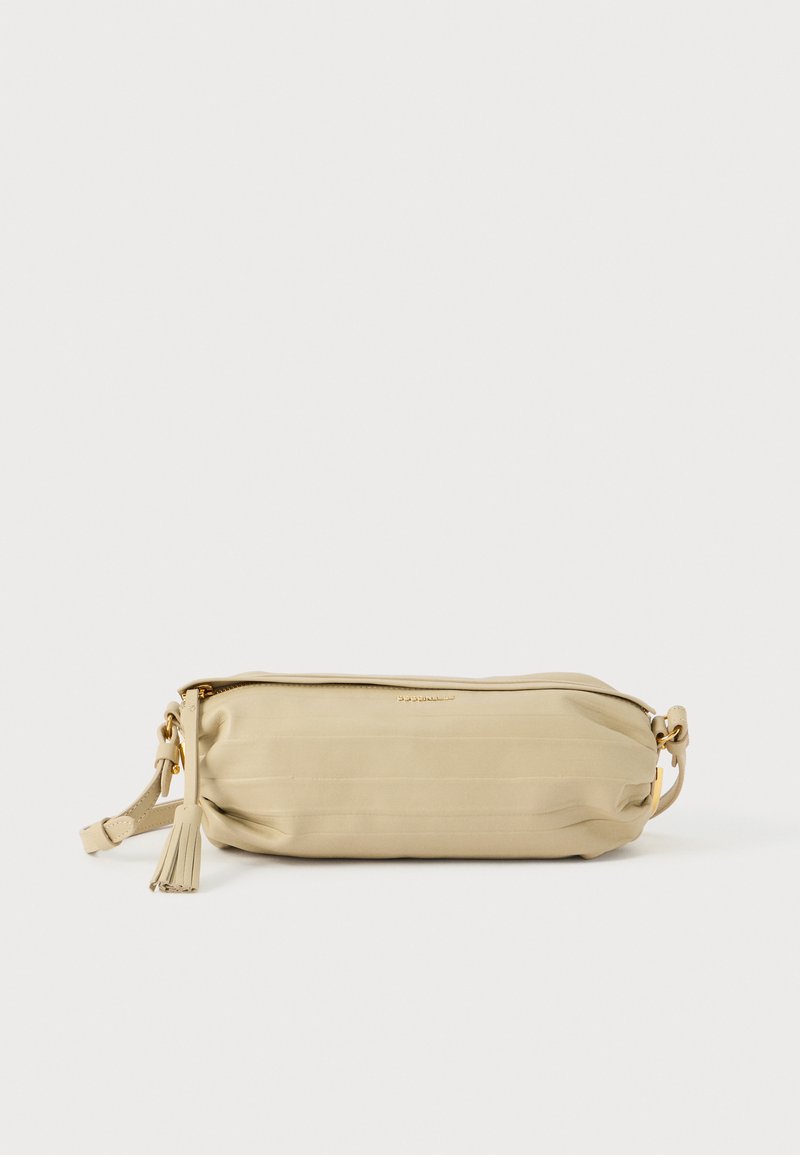 Beežist nahast käekott kuldse tõmbluku ja hobusesaba võtmega, reguleeritava rihmaga, millel on kuldne detail, laotatuna valgel taustal.