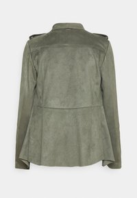 Giacca in suede verde oliva con retro svasato, yoke anteriore e spalline. Texture liscia e vestibilità su misura, design minimalista.