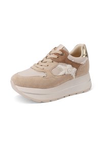 Sneaker beige con parte superiore in suede e pelle liscia, con accenti testurizzati e una suola bianca chunky. Dotato di lacci piatti e dettaglio metallico sul tallone.