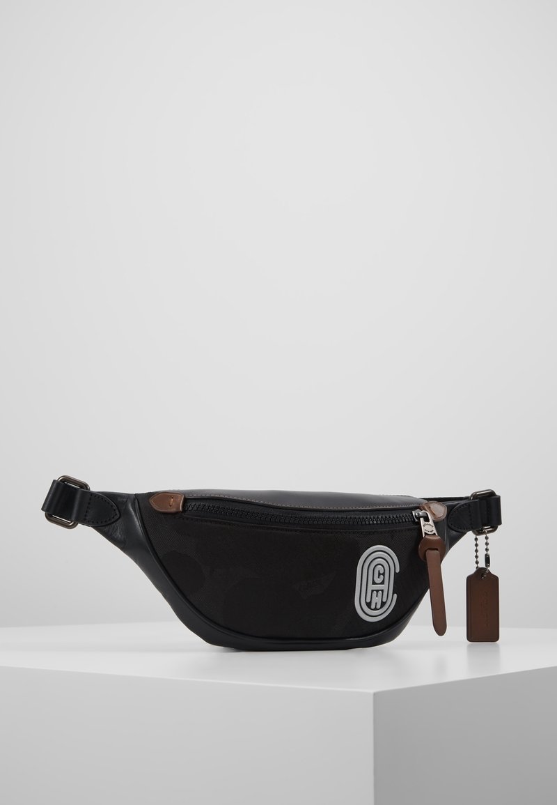 Černý ledvinka s texturovaným povrchem, přední kapsou na zip a koženým akcentem. Obsahuje logo a štítek na klíče.