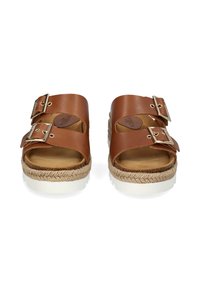 Bruine leren slidesandalen met twee gespaccenten, geweven jute details, witte platformzool, zachte binnenvoering, open teen ontwerp.
