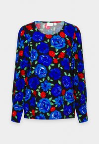Blouse noire à manches longues avec un grand imprimé floral bleu et rouge et des feuilles vertes, col rond, sans boutons ni fermetures visibles.