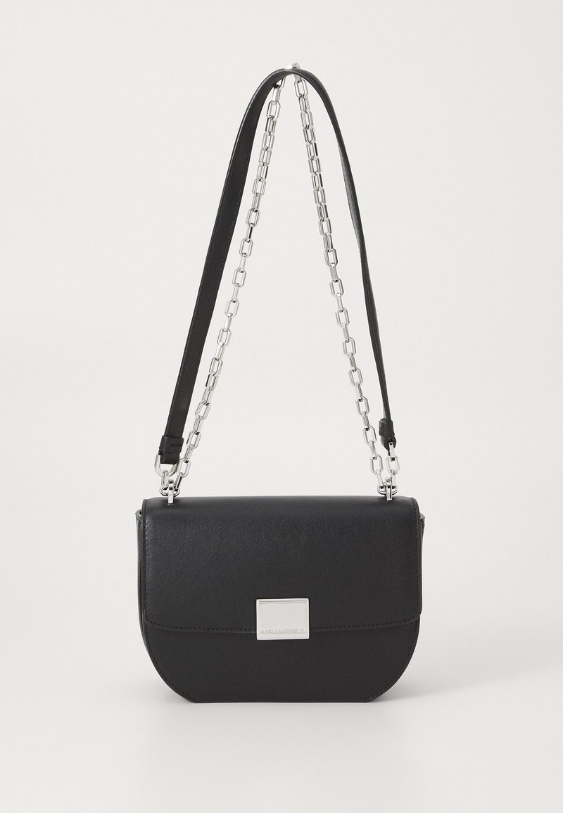 Borsa a tracolla nera in pelle con forma arrotondata, tracolla in catena argentata e un accento hardware rettangolare sul fronte. Texture liscia.