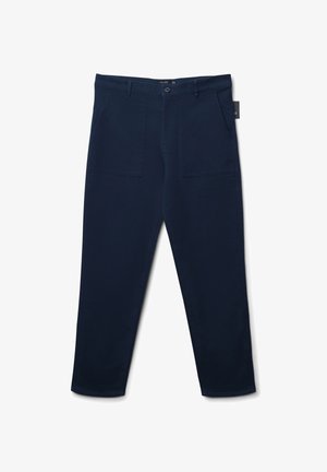 Dunkelblaue Hose aus einem weichen Stoff mit flachem Bund, zwei großen Fronttaschen und einem Reißverschluss mit Knopfverschluss.