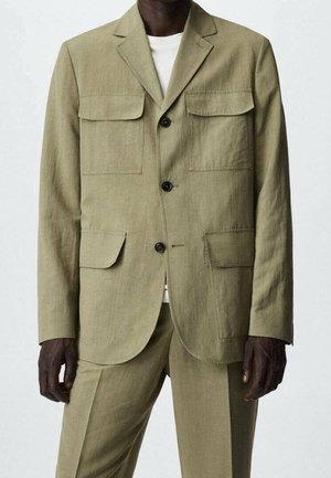 Veste de costume en lin kaki à coupe ajustée, avec deux grandes poches poitrine, deux poches à rabat inférieures et des boutons noirs. Tissu texturé.