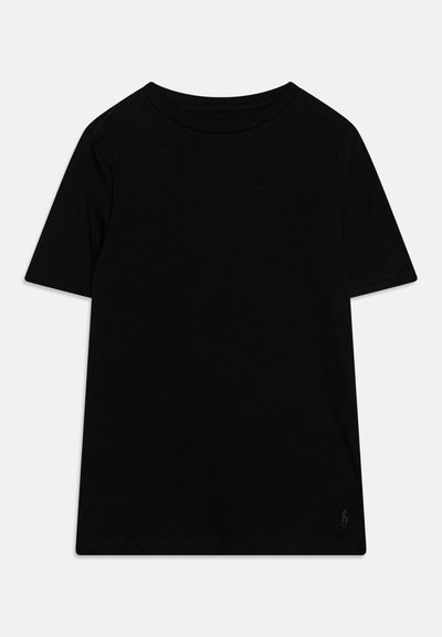 T-shirt de algodão preto com mangas curtas, decote redondo e um detalhe de logotipo na parte inferior esquerda. Textura suave e corte clássico.