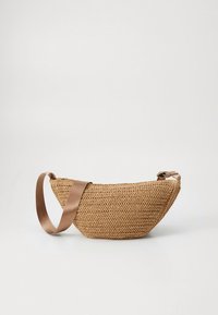 Πλεκτή τσάντα ταμπά χιαστί με φαρδιά ρυθμιζόμενη λουρίδα, ημικυκλικό σχήμα και υφασμένο μοτίβο πάνω σε απλό ανοιχτό φόντο.