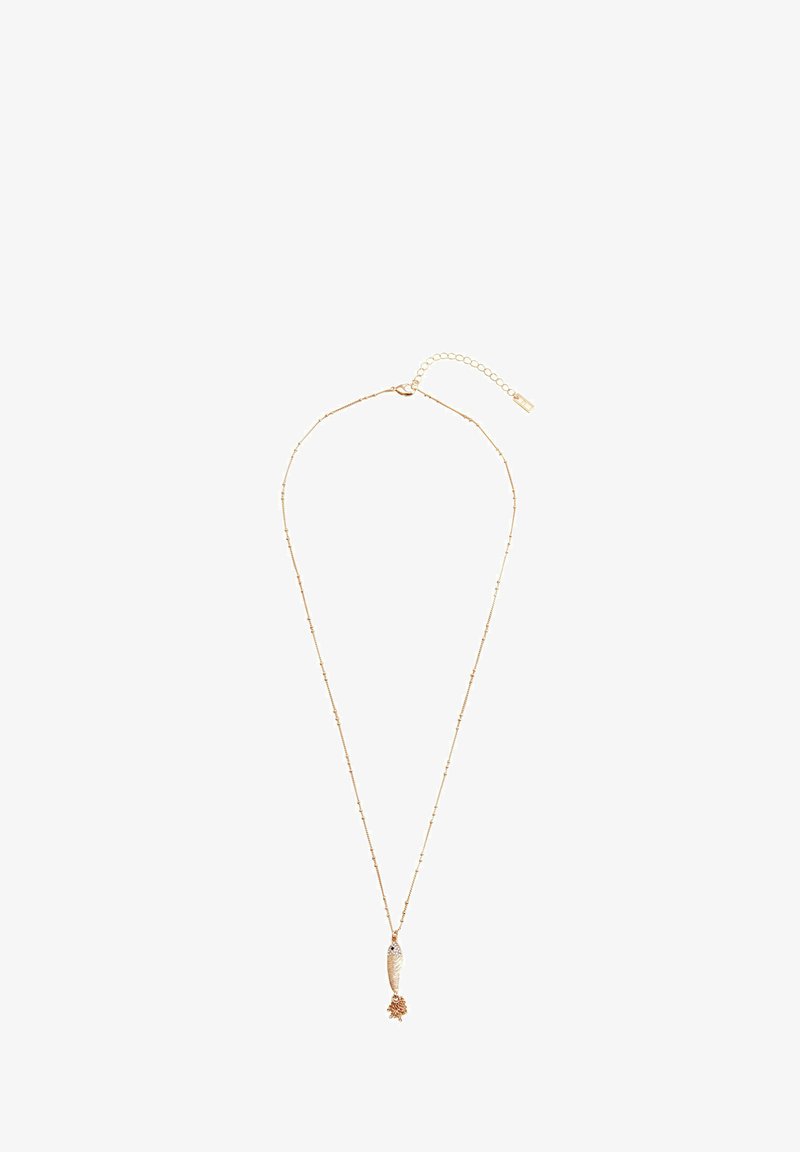 Collar de oro con una cadena delicada, que presenta un colgante en forma de pez adornado con una pequeña gema y un acento floral en la base.