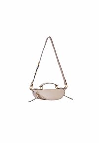 Sac à main en cuir rose avec une forme incurvée, des accents en métal doré et une bandoulière détachable. Dispose d'une poignée supérieure et d'une fermeture zippée.