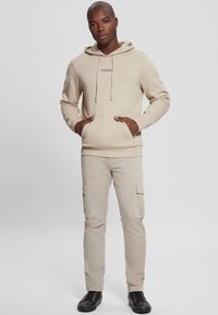 Guess ROY HOODIE - Mikina s kapucí - beige