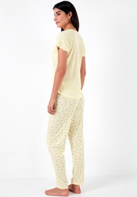 LELA REGULAR FIT - Pizsama szett - yellow