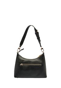 Bolso bandolera de cuero negro con forma curva, correa ajustable y bolsillo con cremallera dorada en la parte frontal. Textura lisa con detalles mínimos.