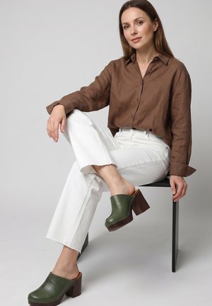 VENEZIA, HEELED MULES - Mules med hæl - green