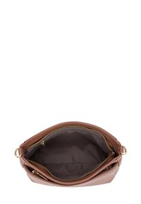 Borsa a mano in pelle marrone con superficie testurizzata, hardware dorato e un interno spazioso foderato in tessuto grigio. Chiusura con zip sulla parte superiore.