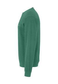 Groene sweatshirt van zacht materiaal, met een ronde hals en lange mouwen met ribbelmanchetten. Eenvoudig ontwerp, zonder patronen of accenten.